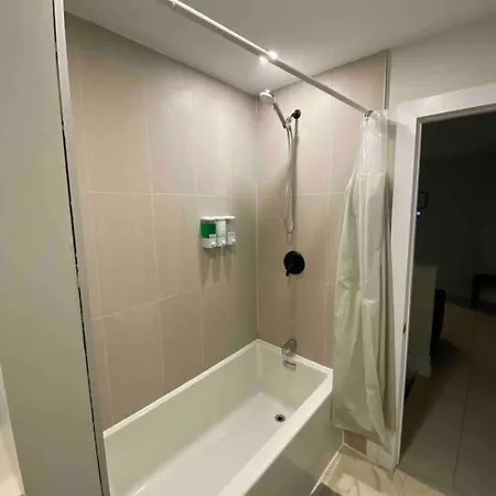 3 Bedroom Home, 3 Queen Beds, Close To All Amenities Holiday home