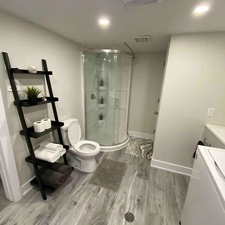 3 Bedroom Home, 3 Queen Beds, Close To All Amenities *