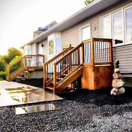 3 Bedroom Home, 3 Queen Beds, Close To All Amenities