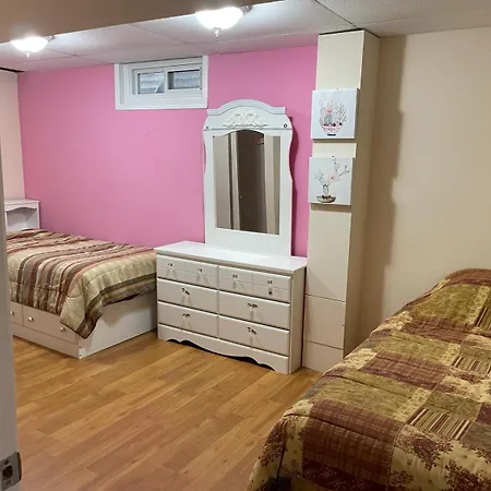 A Bed Of 2 Beds Cute For Females Only - Pour Les Femmes Seulement Homestay Ottawa