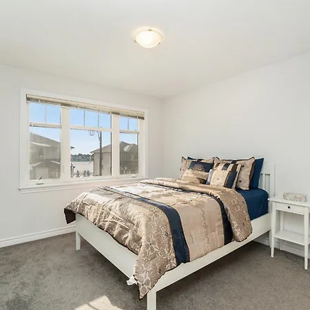 Fully Furnished 4 Bedroom House In Holiday home Ottawa
