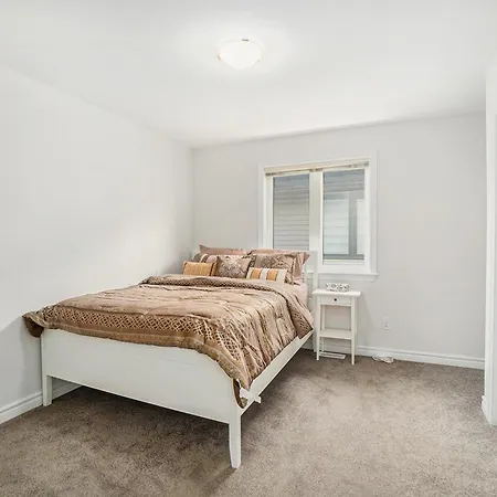 Fully Furnished 4 Bedroom House In Holiday home Ottawa