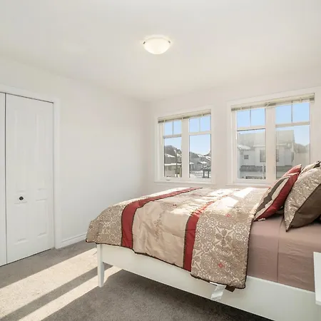 Holiday home Fully Furnished 4 Bedroom House In Ottawa