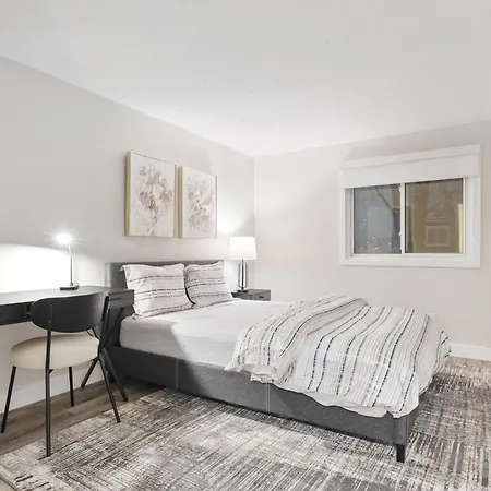 Villa 14 Minutes From Downtown, Brand New In *