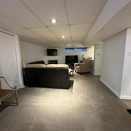 Beautiful 2 Bedroom Renovated Unit Apartment *