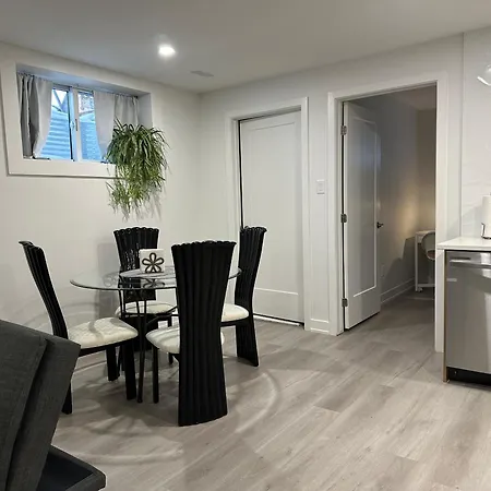 Apartment 2 Bedroom Unit With Full Kitchen And Bathroom *