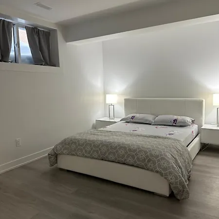 Apartment 2 Bedroom Unit With Full Kitchen And Bathroom *