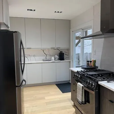 Modern For 10+ With Hot Tub! Holiday home Ottawa