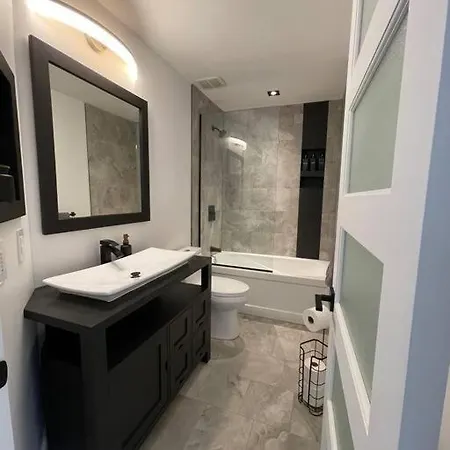 Modern For 10+ With Hot Tub! * Ottawa