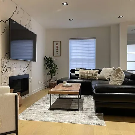 Modern For 10+ With Hot Tub!