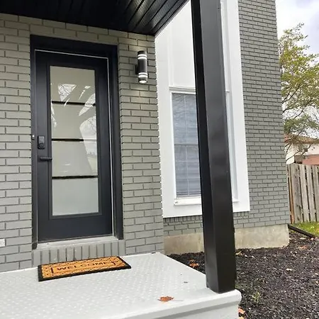 Modern For 10+ With Hot Tub! Holiday home Ottawa