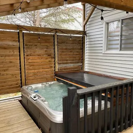 Holiday home Modern For 10+ With Hot Tub!
