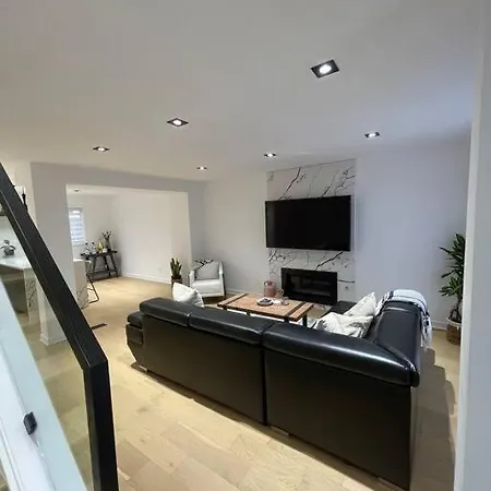 Holiday home Modern For 10+ With Hot Tub! Ottawa