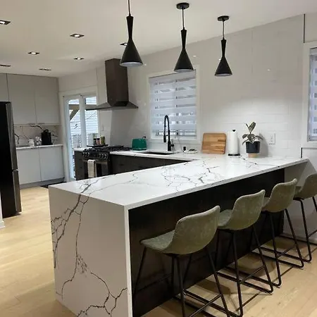 Holiday home Modern For 10+ With Hot Tub!
