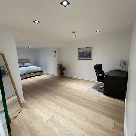 Holiday home Modern For 10+ With Hot Tub! *