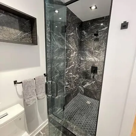 Holiday home Modern For 10+ With Hot Tub!