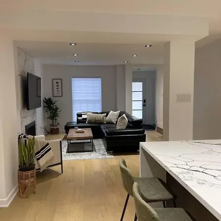 Modern For 10+ With Hot Tub! * Ottawa