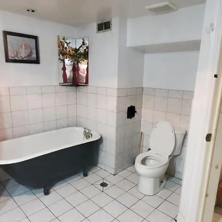 110 Cartier Street Homestay *