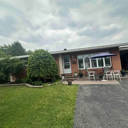 Beautiful 2 Bedroom Renovated Unit Apartment *