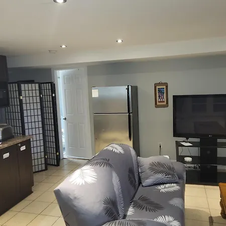 Lovely Guest Entire Minutes From Airport Guest house Ottawa