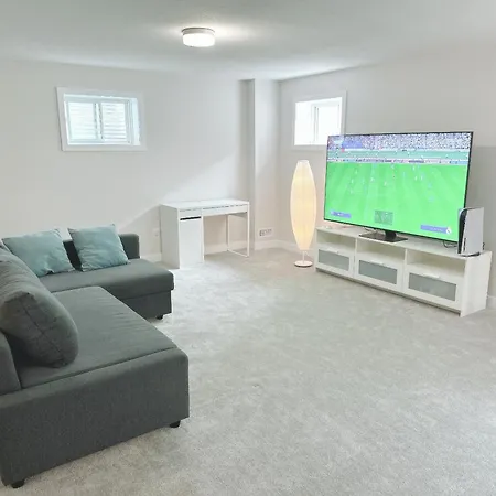 Fabulous Basement Apartment *