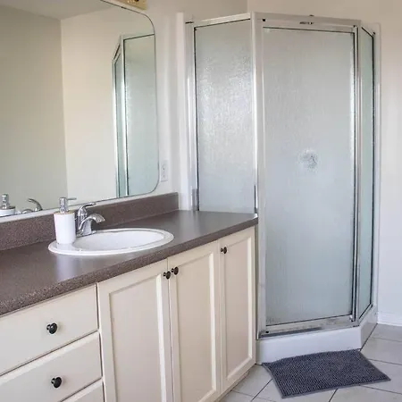 Beautiful 5 Minutes From Airport Apartment *