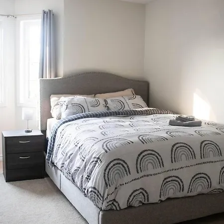 Beautiful 5 Minutes From Airport Apartment Ottawa