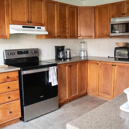 Beautiful 5 Minutes From Airport Apartment Ottawa