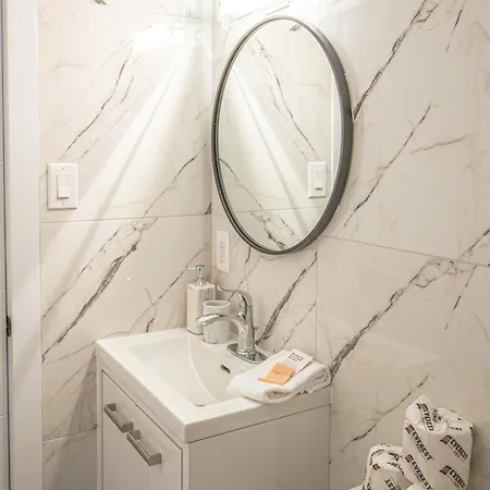 Apartment Private Unit In The Heart Of Ottawa, 3 Minutes To Downtown Ottawa