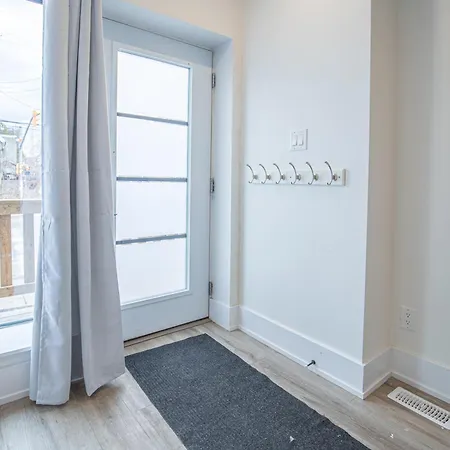 Apartment Private Unit In The Heart Of Ottawa, 3 Minutes To Downtown Ottawa