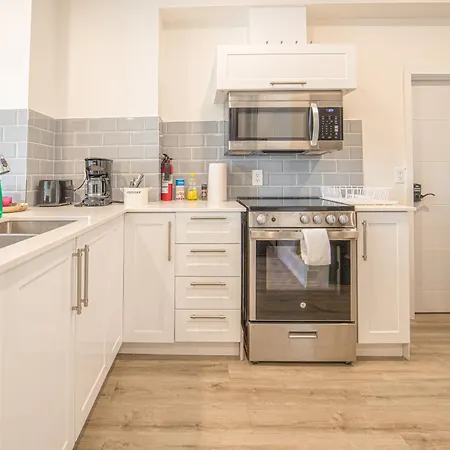 Apartment Private Unit In The Heart Of Ottawa, 3 Minutes To Downtown *