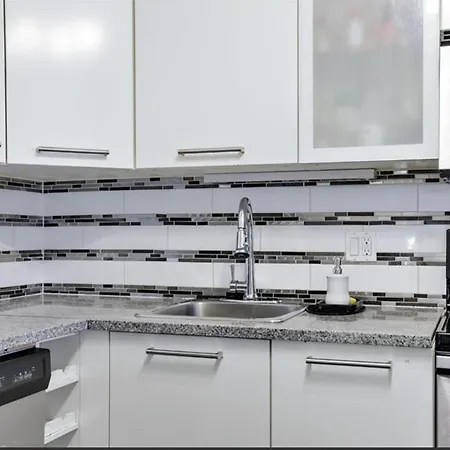 Lush Abode! Close To Airport.2 Spacious Bedrooms