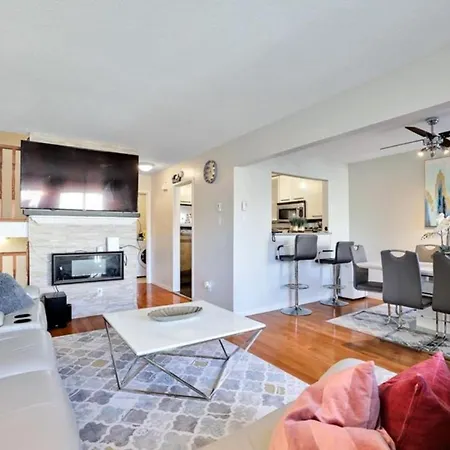 Lush Abode! Close To Airport.2 Spacious Bedrooms Homestay *
