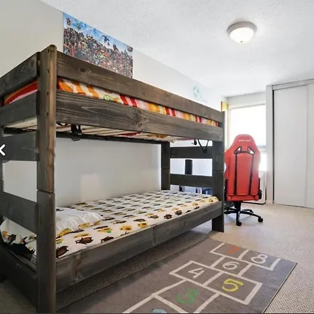 Homestay Lush Abode! Close To Airport.2 Spacious Bedrooms *