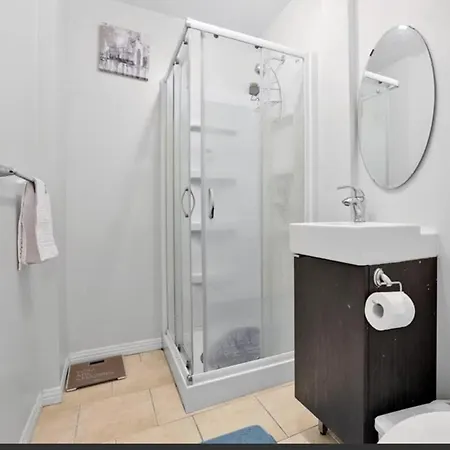 Lush Abode! Close To Airport.2 Spacious Bedrooms *