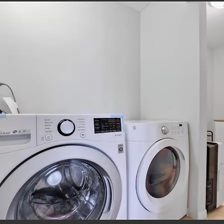 Lush Abode! Close To Airport.2 Spacious Bedrooms