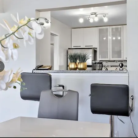 Homestay Lush Abode! Close To Airport.2 Spacious Bedrooms *