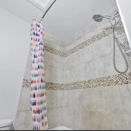 Homestay Lush Abode! Close To Airport.2 Spacious Bedrooms