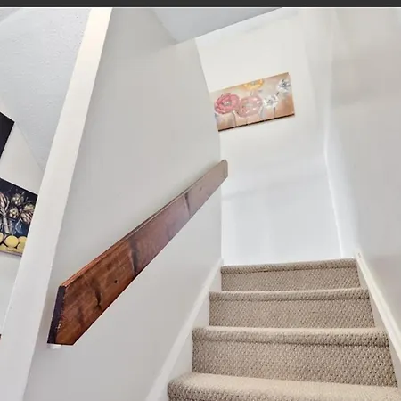 Lush Abode! Close To Airport.2 Spacious Bedrooms * Ottawa