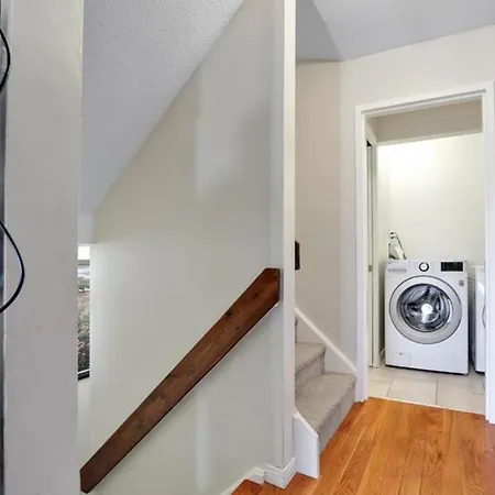 Homestay Lush Abode! Close To Airport.2 Spacious Bedrooms Ottawa