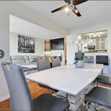 Lush Abode! Close To Airport.2 Spacious Bedrooms Homestay Ottawa