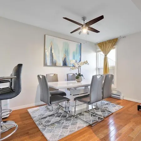 Homestay Lush Abode! Close To Airport.2 Spacious Bedrooms *