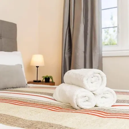 4br Modern With Sunny Patio Holiday home