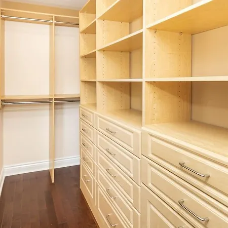 4br Modern With Sunny Patio