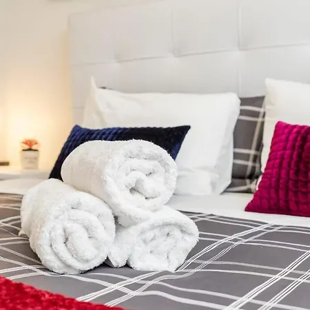 Modern Cozy 4br With Sunny Patio Holiday home
