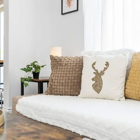 Modern Cozy 4br With Sunny Patio Holiday home Ottawa