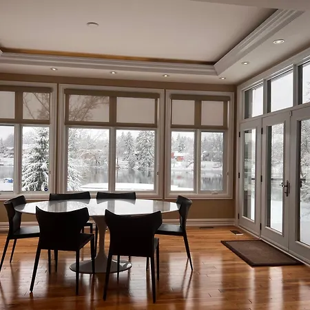 Manotick Villa *
