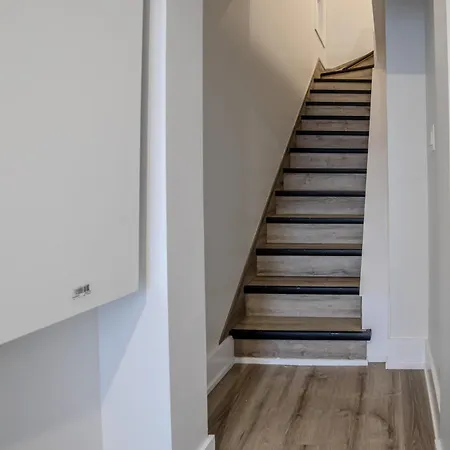 One Bedroom - 3 Minutes From Downtown Hotel 3*