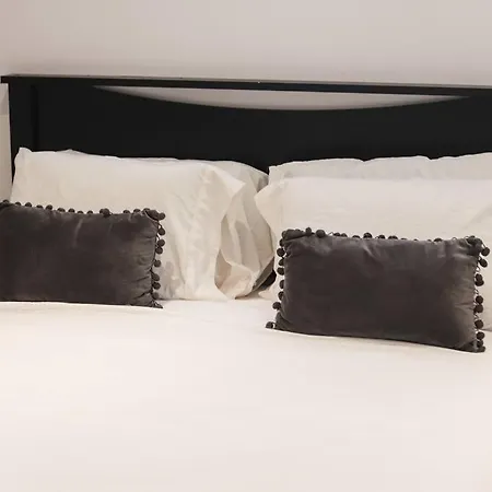 20 Min Dt 12 Min Yow Sleeps 8 Quiet W Parking Apartment *