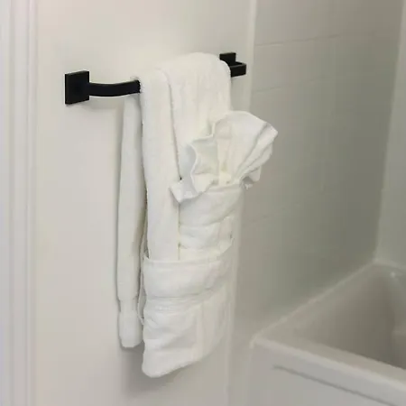 20 Min Dt 12 Min Yow Sleeps 8 Quiet W Parking Apartment *